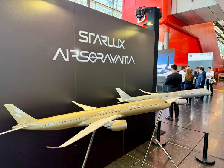 發表會現場有與空山基合作的金銀飛機模型展示。莊偉祺攝