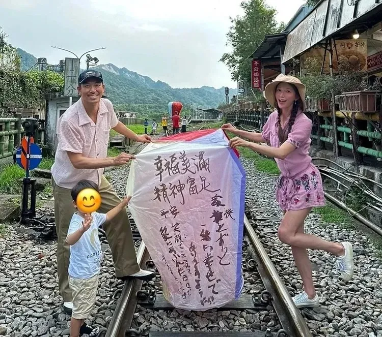 林志玲一家放天燈2年後竟遭檢舉違法。翻攝自林志玲臉書