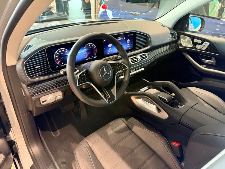 GLE 450 4MATIC星耀版車內主要升級豪華內裝飾板套件，並搭配 ARTICO 儀表台與車門飾板包覆。林浩昇攝