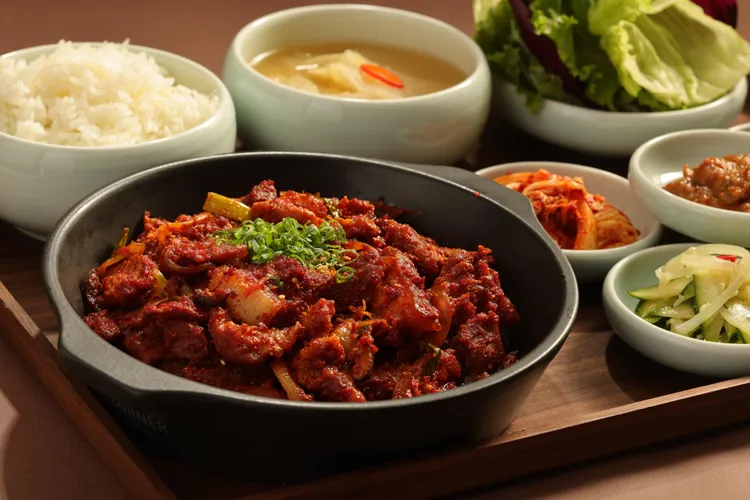 MAMALEE辣醬炒豬肉定食。業者提供
