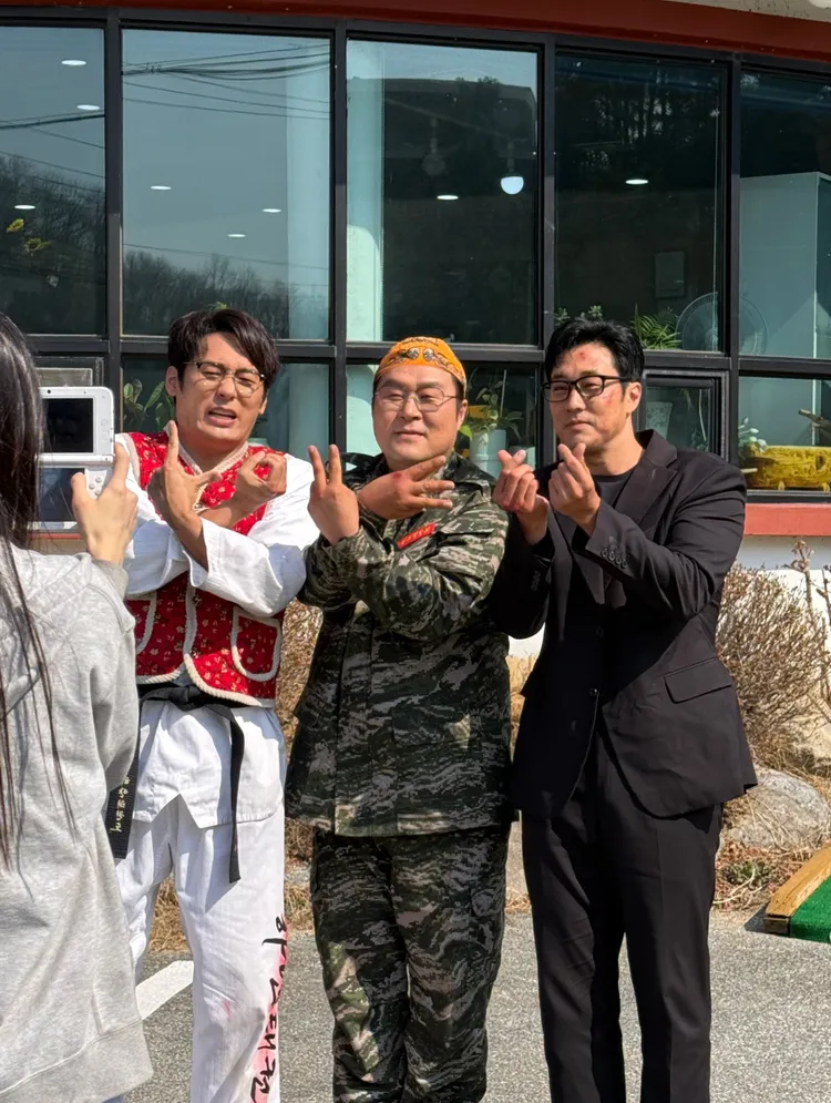 崔大勳（左起）、尹敬浩、蘇志燮劇中變身最強老爸，攜手作戰。翻攝蘇志燮IG