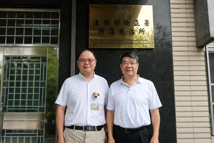 蘇柏文與新店戒治所所長張建國(右)。桃園醫院提供