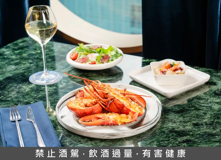 UMAMI金色三麥尊享套餐推薦價1,680元起/位，點購四套尊享套餐就送6吋照片客製蛋糕乙顆。（禁止酒駕，未滿18歲請勿飲酒）