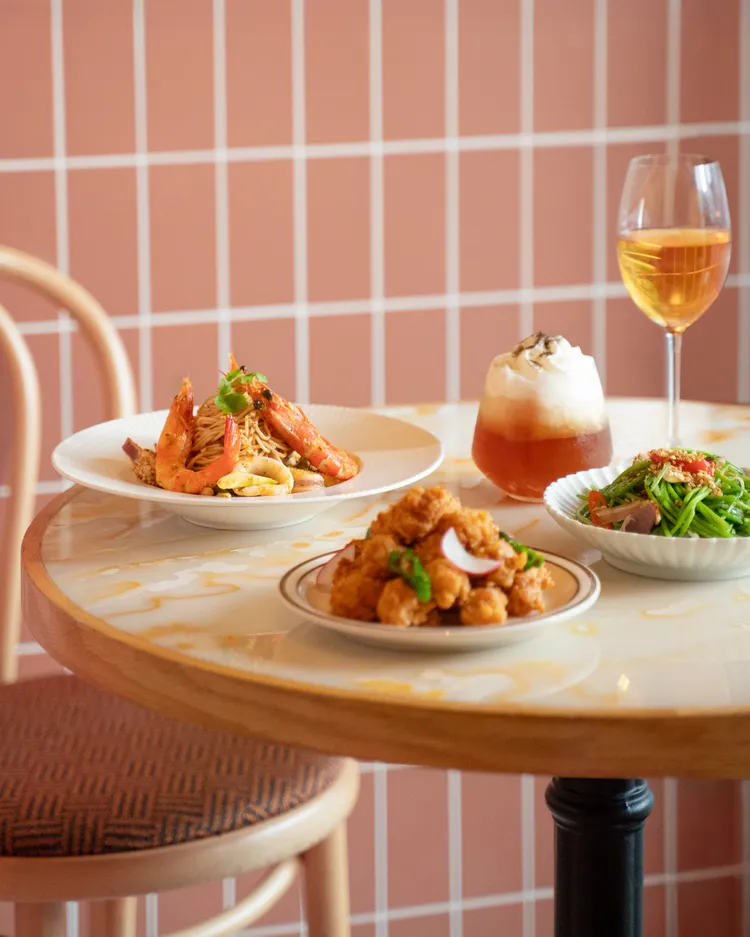 永心鳳茶特製麻醬海鮮冷麵推薦價460元，Ladies’ Night：07.09(四)-07.26(日)期間，每週三17:00後，內用冰茗璐邸奶茶或黑糖珍珠牛奶享買一送一。