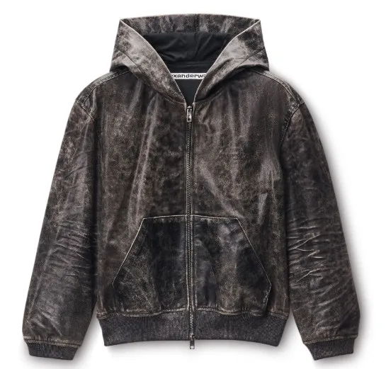 alexanderwang做舊皮革連帽衫，推薦價47,800元。
