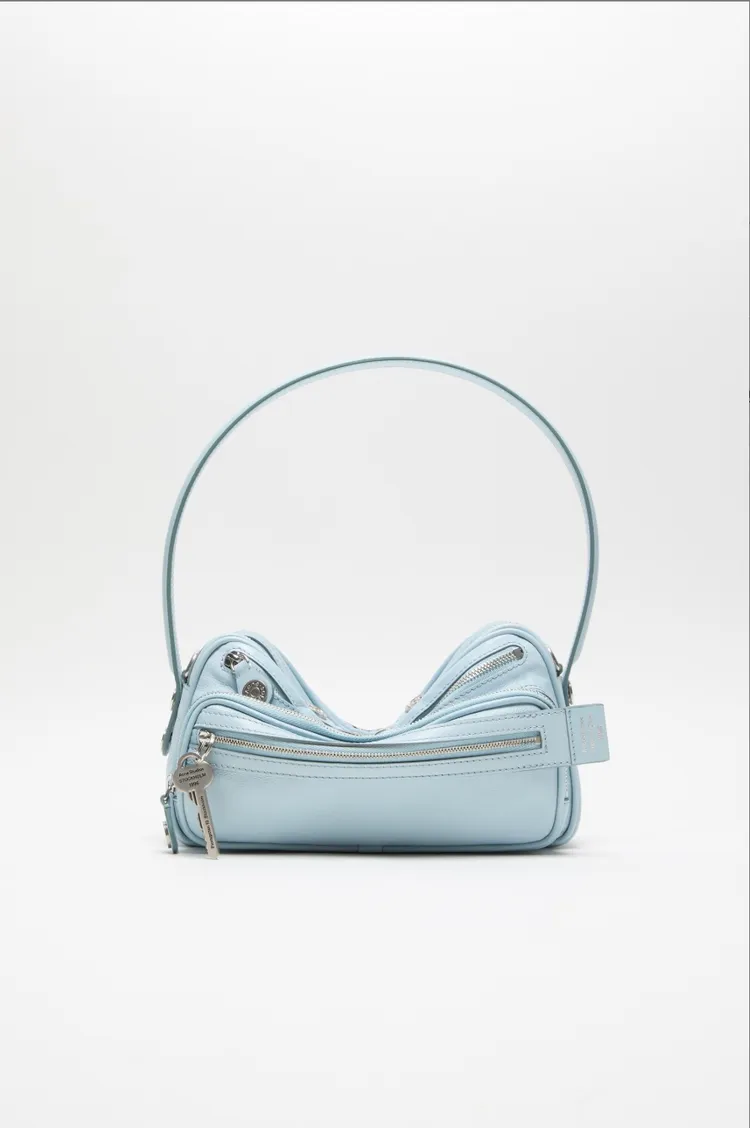 Acne Studios Camero party肩背包，推薦價62,000元。