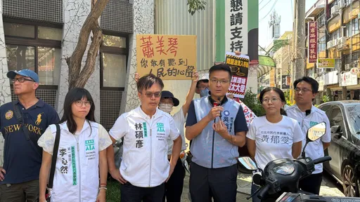 致癌毒油事件延燒　蕭美琴參訪竹北圖書館遭藍白民代抗議