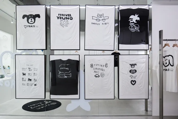 多款經典黑白插圖的踢恤在店內展出。品牌提供