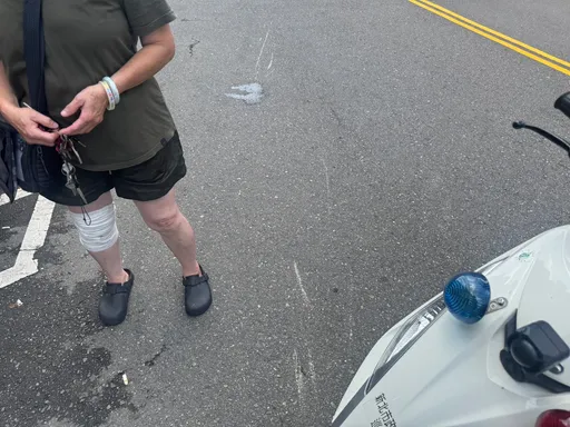 高齡駕駛跨雙黃線撞翻機車竟肇逃！騎士斷4牙嚇失憶　警1天查獲送辦