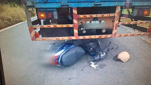 太離譜！貨車「倒退噜」撞倒機車　拖行百公尺...女騎士送醫救回一命
