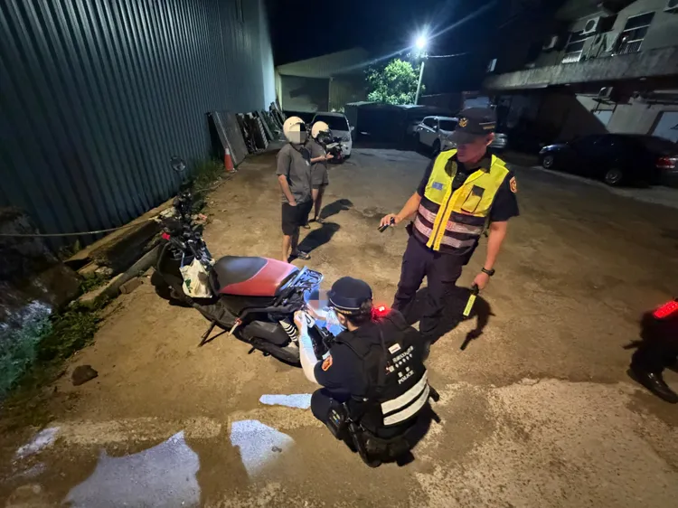 女騎士無照駕駛被扣車。中壢警分局提供