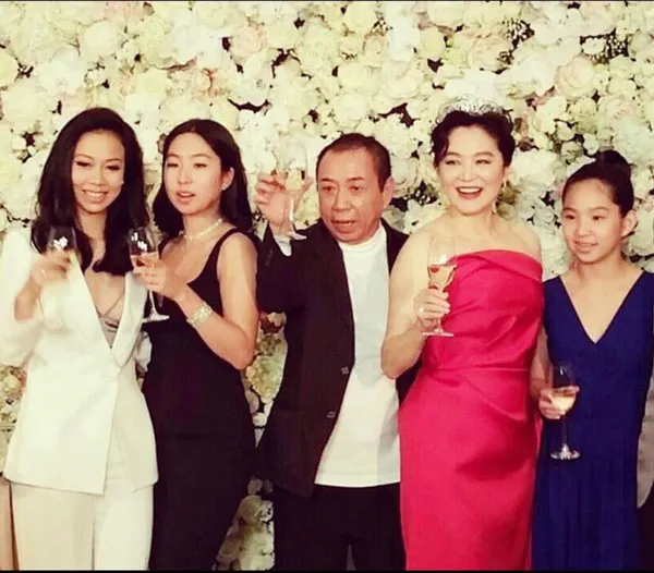 林青霞（右二）60大壽，老公邢李㷧（中）、繼女邢嘉倩（左起）、女兒邢愛林、邢言愛（右）齊聚一堂。資料照片