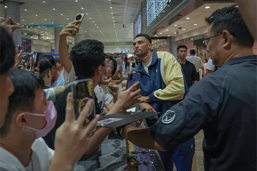NBA「灌籃王」拉文來了！抵台掀接機潮　簽名+合照寵爆台灣球迷