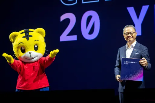 先找金礦、再買鏟子！AWS台灣王定愷揭AI布局　巧虎帶AI娃娃驚喜登台