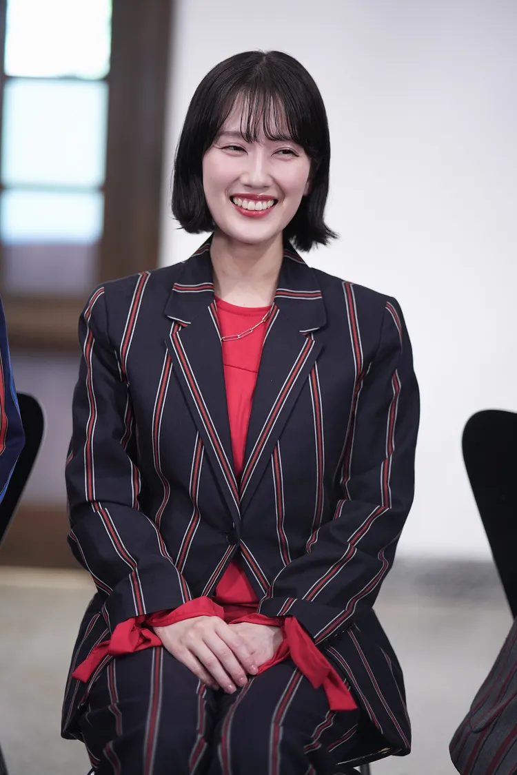 吉他手Kaho好奇台灣的鳥卦。彭欣偉攝