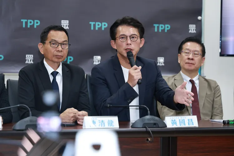 台灣民眾黨主席黃國昌與黨團8位委員今(14)日共同召開記者會，向社會各界充分說明黨團安樂死公投法案的主文及重點。彭欣偉攝