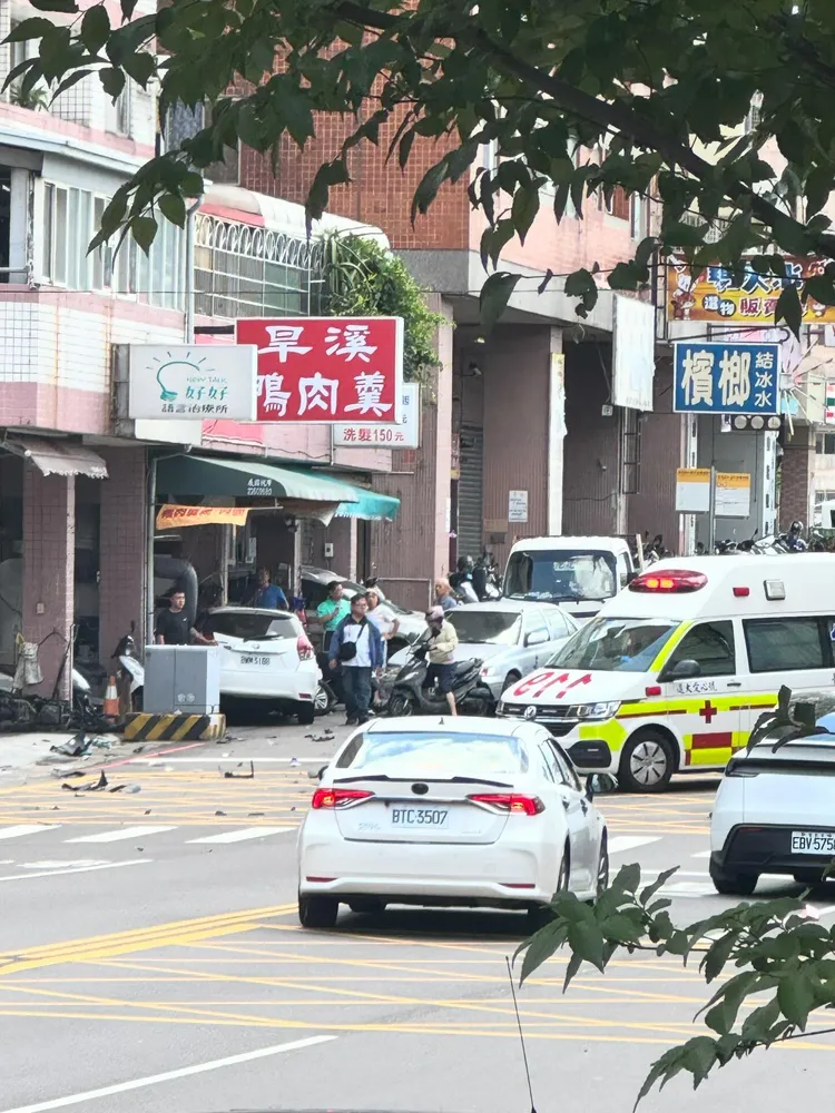 轎車逆向衝撞2輛機車，現場碎片散落一地。Threads/ar_chen0522提供