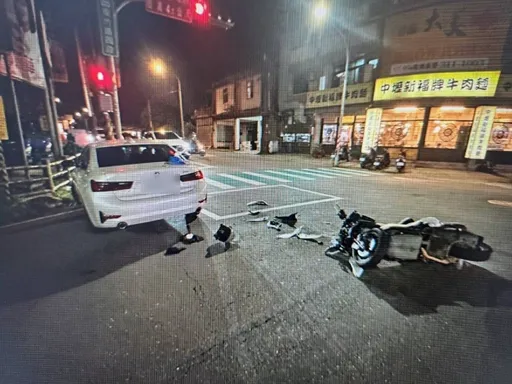 疑轉彎未禮讓肇禍！小客車和機車路口碰撞　騎士人車倒地骨折送醫  