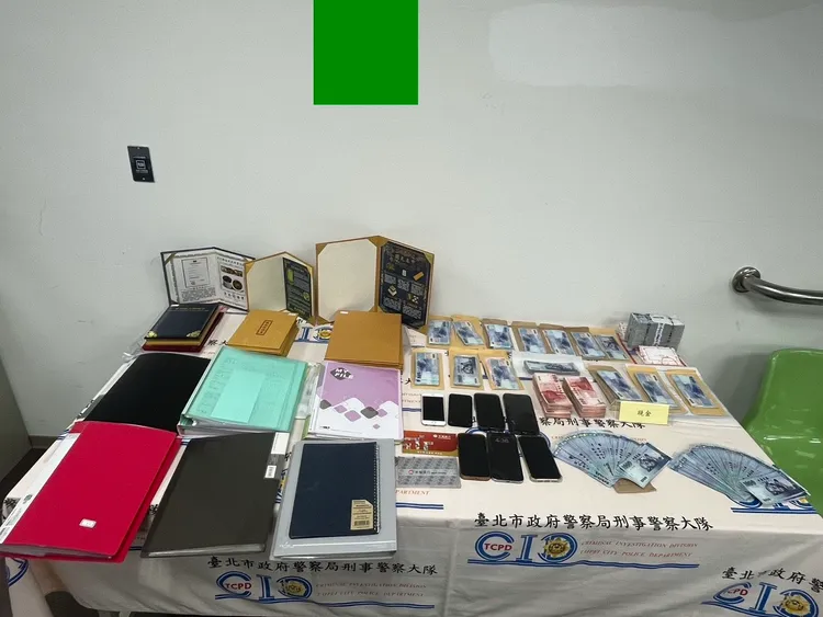警方查扣相關文件。翻攝畫面