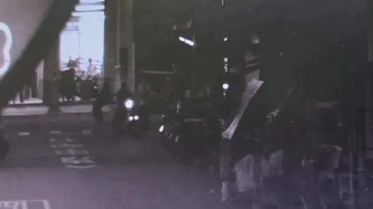 路人見警方追逐嫌犯，出手將嫌犯機車推倒。翻攝畫面