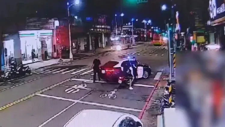 呂嫌於綠燈亮起後仍停留原地，警方下車要盤查，卻馬上就跑。翻攝畫面