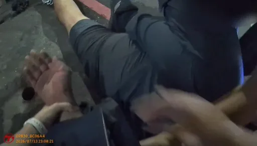 綠燈不走為何事？警方盤查卻落逃露餡　熱心民眾一把推倒毒駕騎士