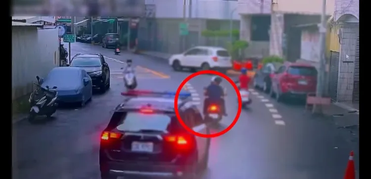 前鎮警方巡邏勤務，「M-police即時車牌辨識系統」發現一輛機車車牌遭註銷，立即上前攔查。翻攝畫面
