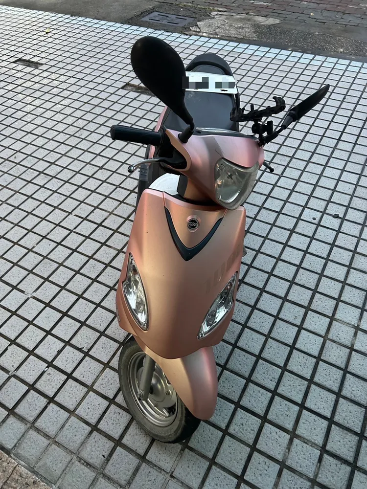 警方依法扣繳牌照及移置保管車輛。翻攝畫面