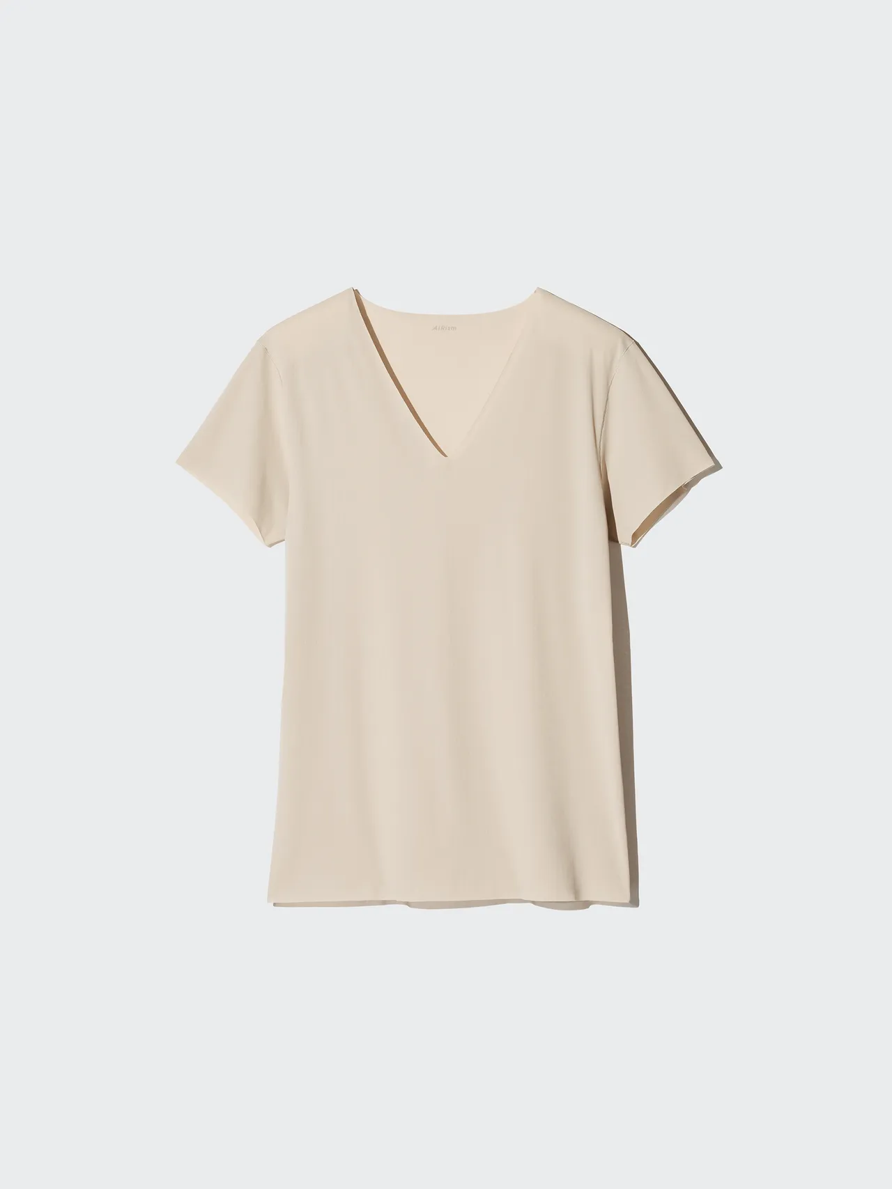UNIQLO AIRism抗異味網眼V領T恤，490元。品牌提供