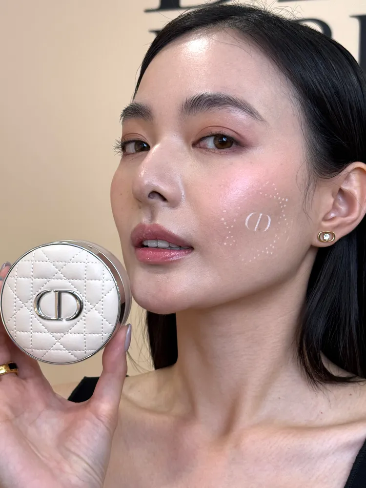 Dior超完美定妝蜜粉#珠光粉為亞洲限定。張家玲攝