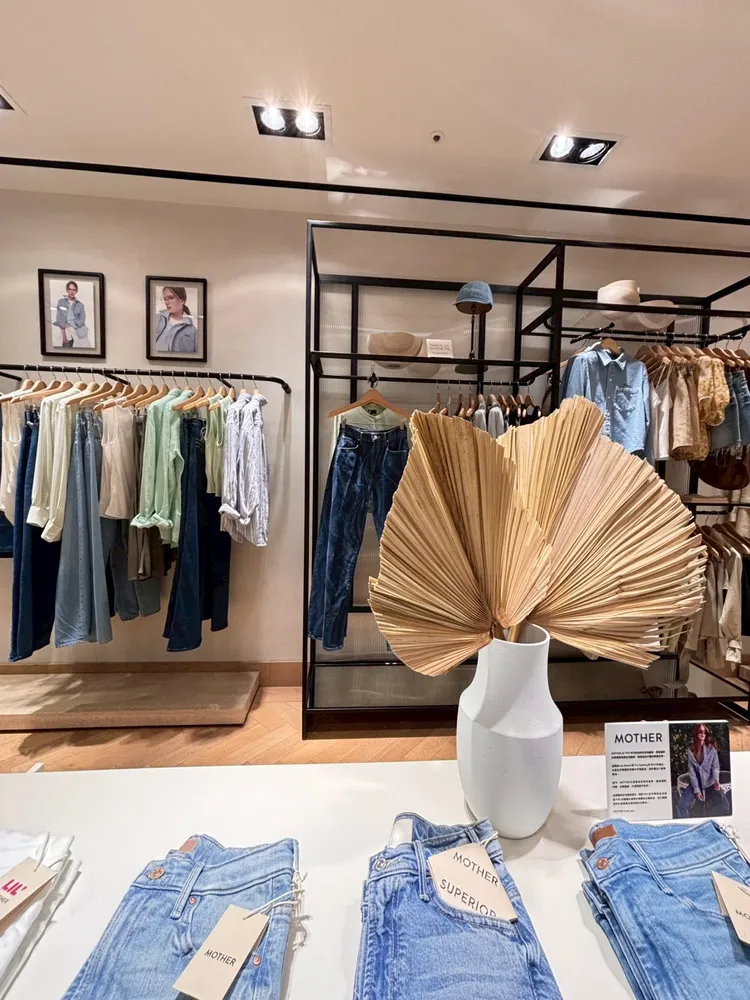 MOTHER 2026夏季系列進駐Club Monaco新光三越台中港店。品牌提供