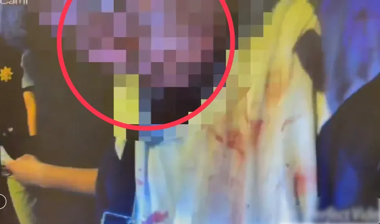 張姓公公殺紅了眼、衣服沾滿血跡，所幸4歲孫女躲在屋內，未目睹兇案殘忍一幕。翻攝畫面