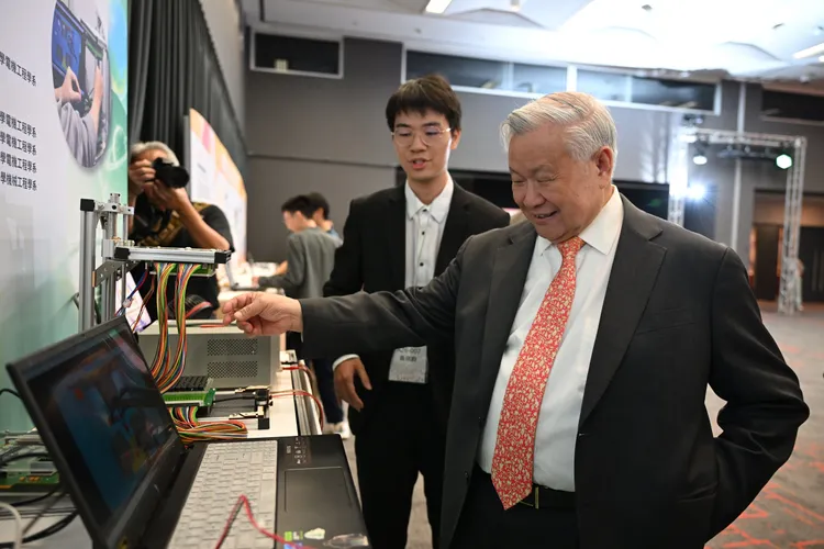 旺宏電子吳敏求董事長親自體驗成功大學團隊研發裝置空手抓取物品感受觸覺回饋。旺宏提供