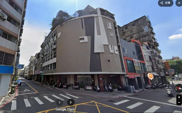 起火的建物為歇業飯店。翻攝Google街景