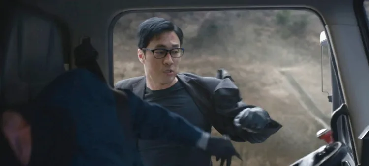 蘇志燮單手吊掛車頂，騰空與駕駛搏鬥。翻攝Netflix