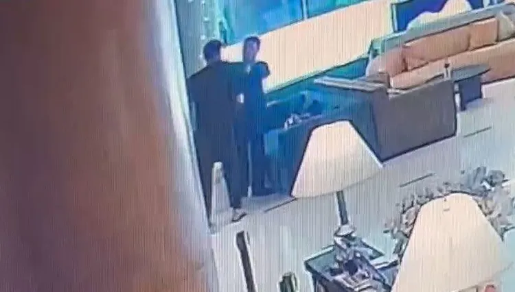 黑衣人尾隨矢板明夫至飯店大廳，出右拳毆打他的嘴部。施志昌提供
