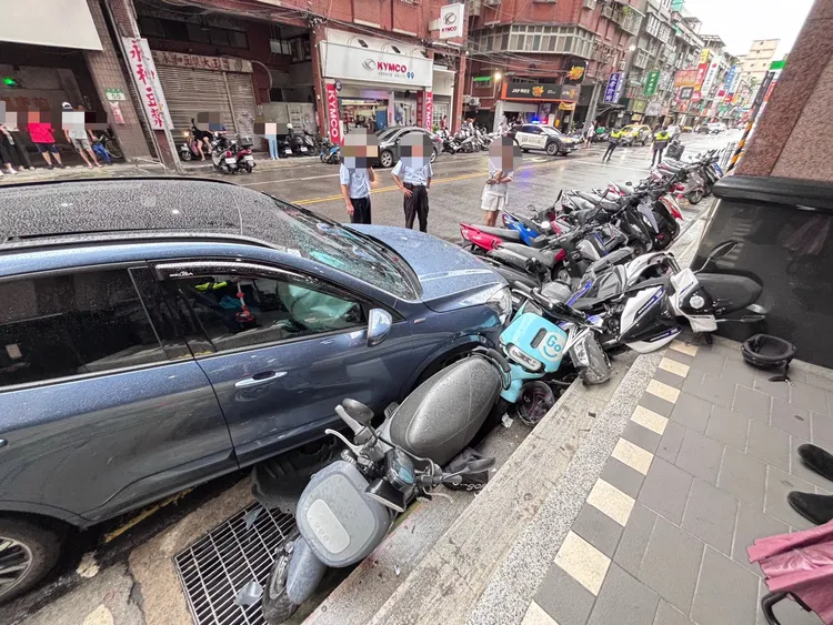 肇事車輛衝進路邊停車格才停下。翻攝畫面