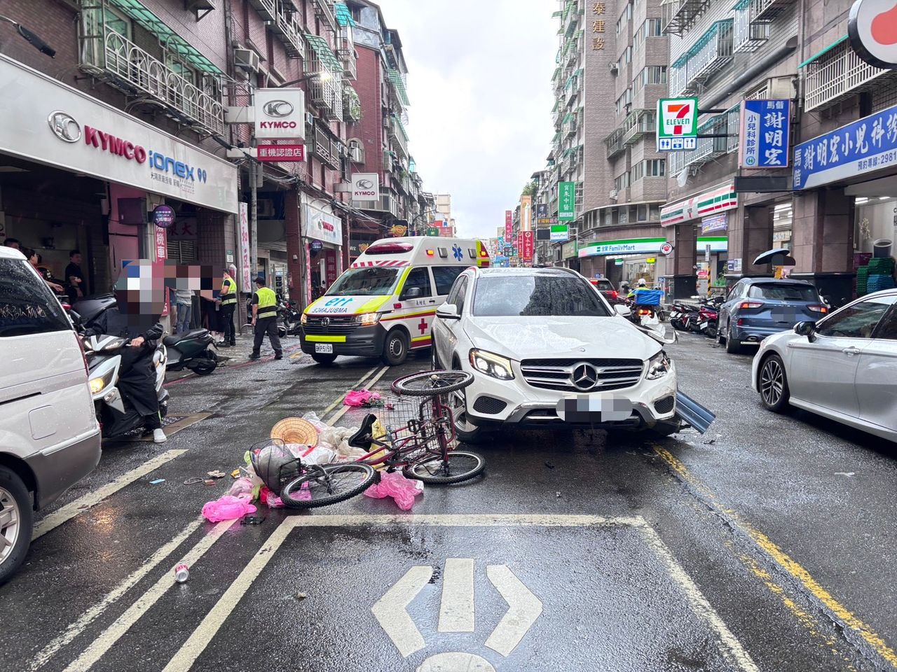 三重74歲翁逆向衝撞81歲單車婦再撞賓士車 驚悚畫面曝光