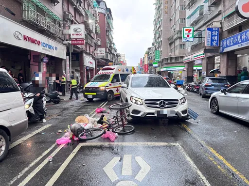 三重74歲翁逆向衝撞81歲單車婦再撞賓士車　驚悚畫面曝光