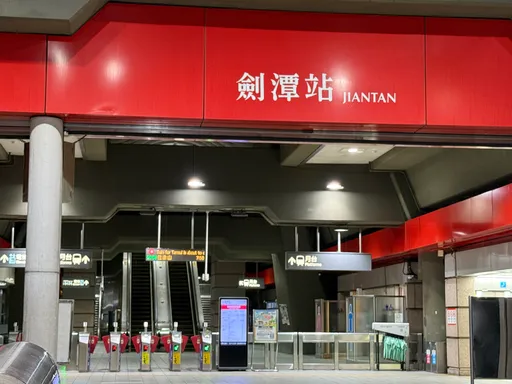 男帶狗闖北捷還公審站務人員　身分遭起底是知名攝影師