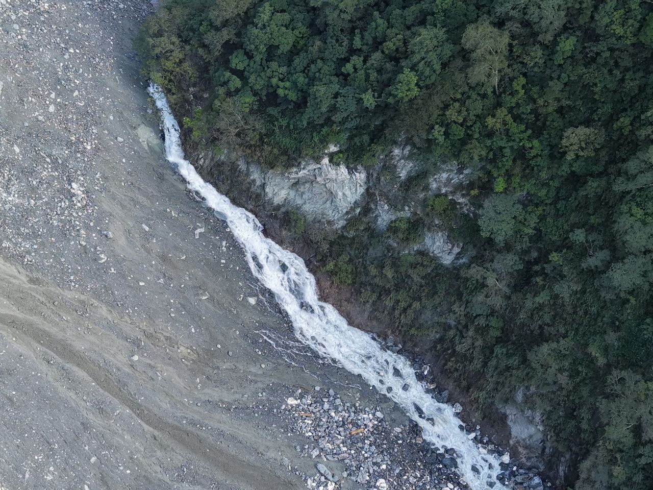 花蓮萬里溪堰塞湖穩定溢流 農業部:遇大雨仍可能潰決