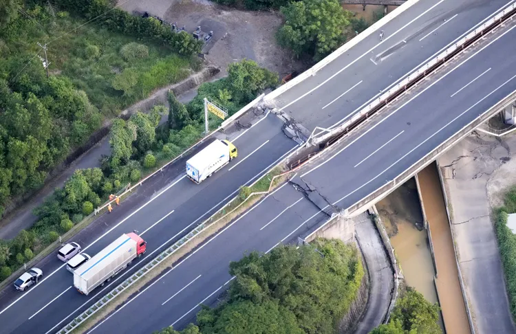 熊本強震造成九州快速道路出現裂縫。美聯社