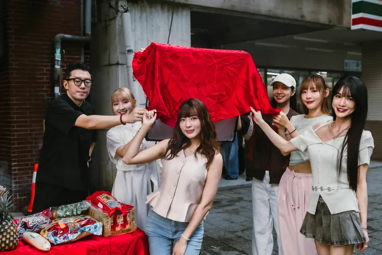 段鈞豪（左起）、張愛、瑟七（女主角）、侯芳、小映、岱縈。原來娛樂提供
