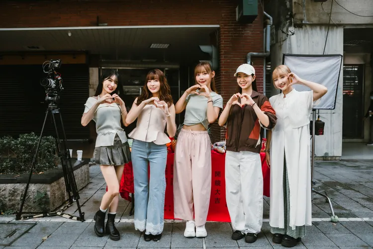 啦啦隊女神合體，岱縈（左起）、瑟七、小映、侯芳、張愛。原來娛樂提供