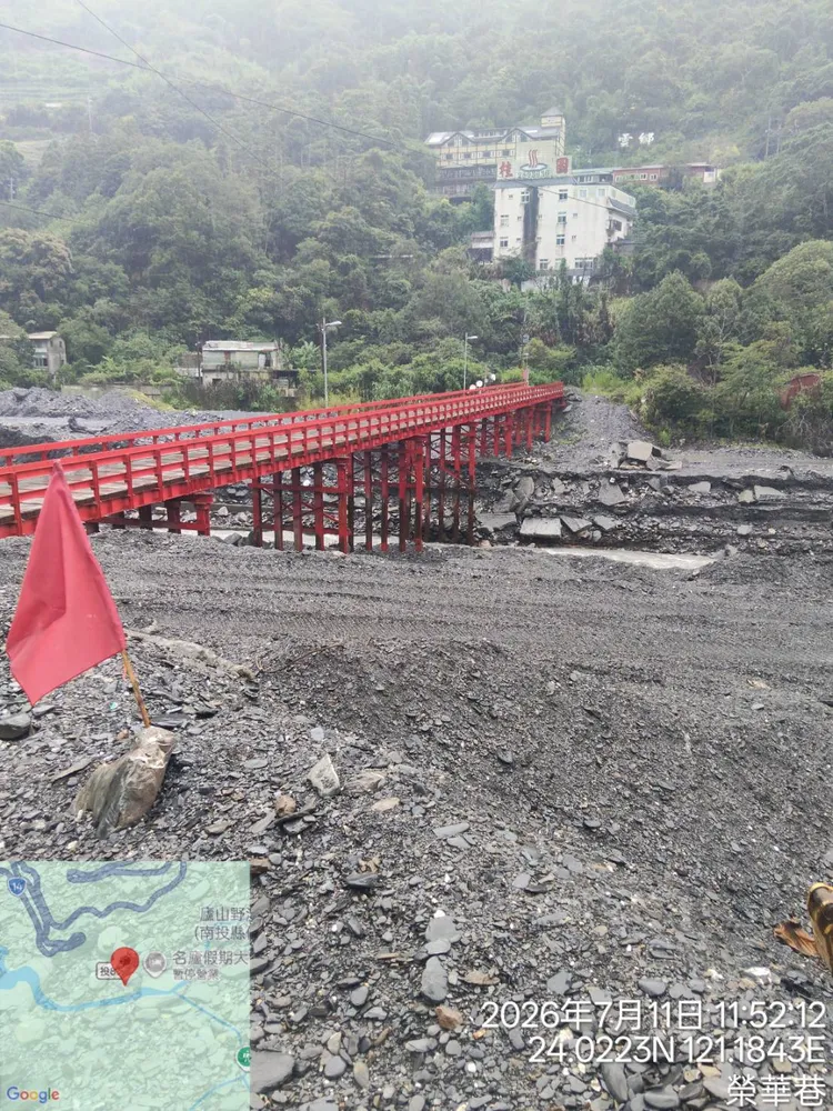 廬山溫泉塔羅灣溪水勢尚未明顯增長，鋼便橋仍屬安全。仁愛鄉公所提供