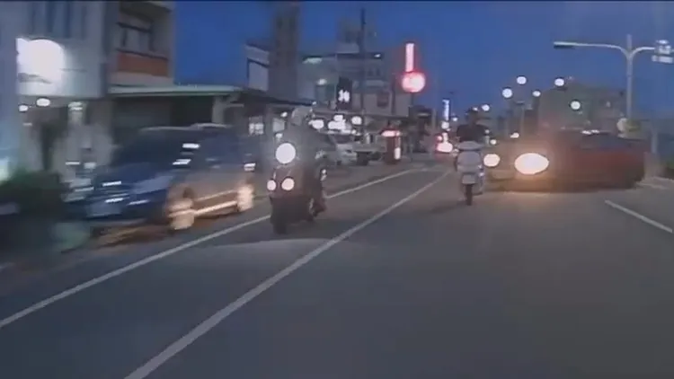 自小客失控撞2機車，造成2死。翻攝畫面