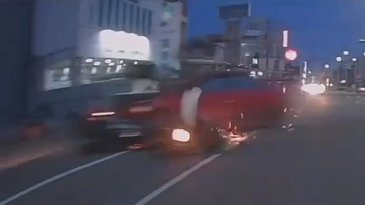 改裝車高速失控偏移撞飛2騎士亡　離譜駕駛載妻兒開超快！驚悚畫面曝光