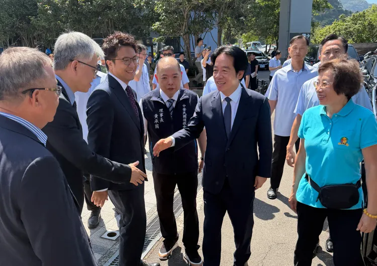 總統賴清德與沈伯洋同台外，全場焦點就是與前國策顧問黃承國（中）的自然互動。