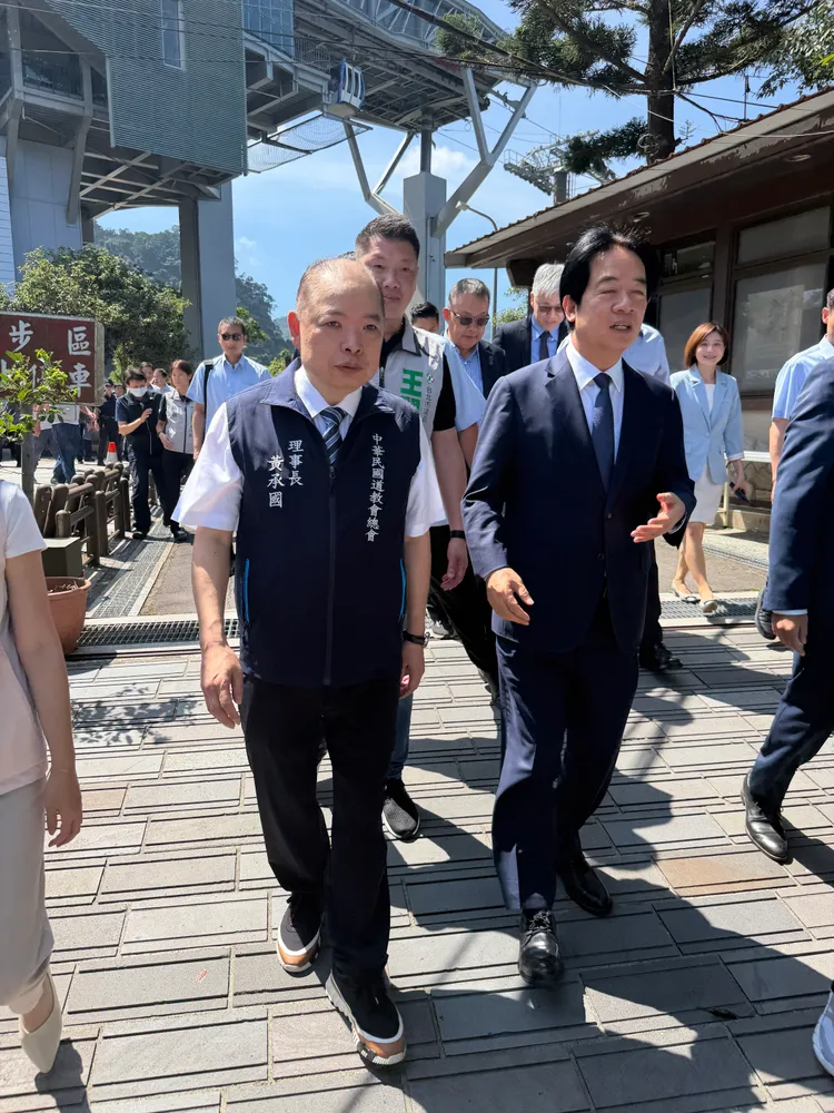 賴清德以總統身分首度到訪指南宮，更擔任主敬官，指南宮常務董事黃承國（左）一早就親自迎接。