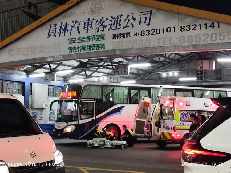 警消到場將婦人送醫，她骨盆、腿部有骨折情形，所幸並無生命危險。民眾提供